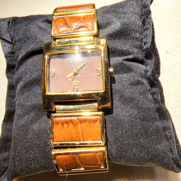 Super unique stretch pebble leather panel and gold 1980s watch, still working - Picture 3 of 7